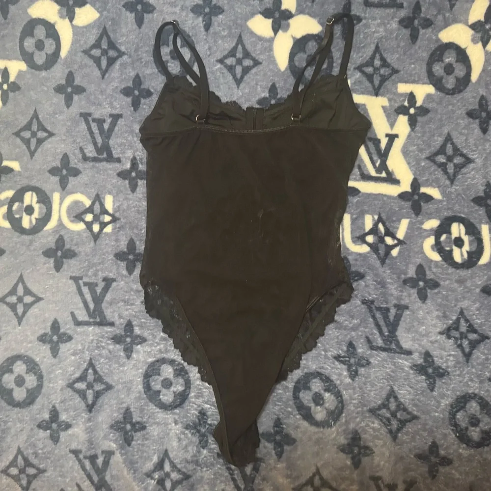 👑 Medium Black Lace Bodysuit - Picture 6 of 7